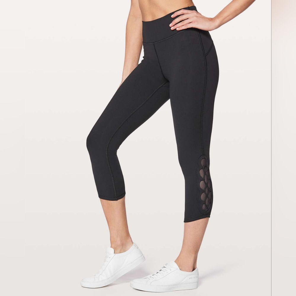 Lululemon Tied To It Crop 21" Black Size 8